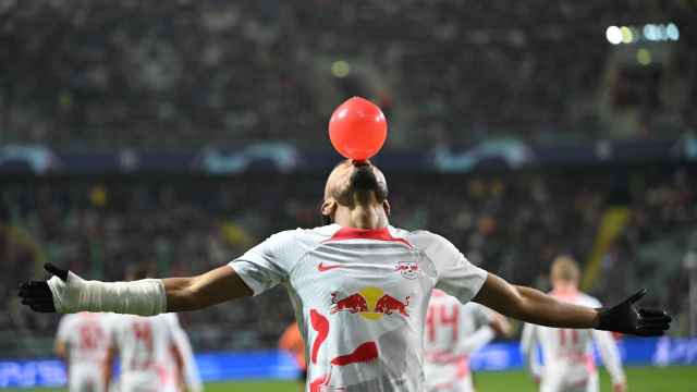 Nkunku celebra su gol con un globo.