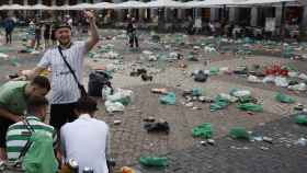 El lamentable estado de la Plaza Mayor de Madrid tras el paso de los ultras del Celtic