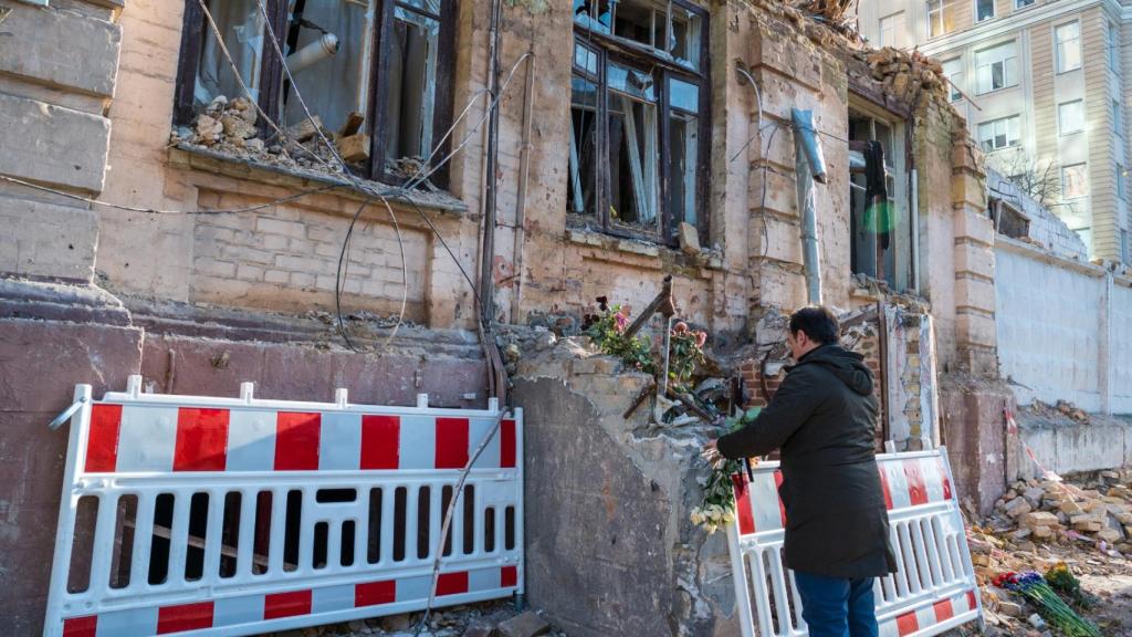 José Manuel Albares hace una ofrenda floral ante los edificios derruidos de Kiev.