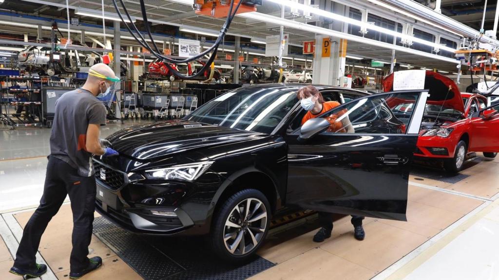 Dos trabajadores en la línea de producción del Seat León en la fábrica de Martorell (Barcelona).