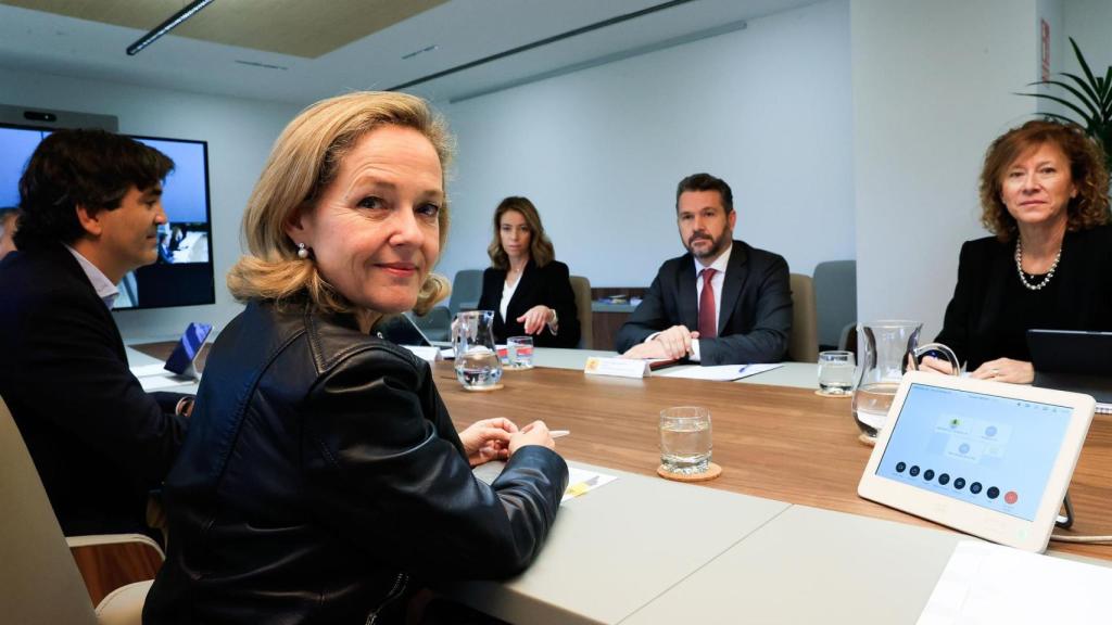 Nadia Calviño, vicepresidenta primera del Gobierno, antes de la reunión del Consejo Asesor de la Amcesfi junto a Rodrigo Buenaventura, presidente de la CNMV, y Margarita Delgado, subgobernadora del Banco de España, el pasado viernes.