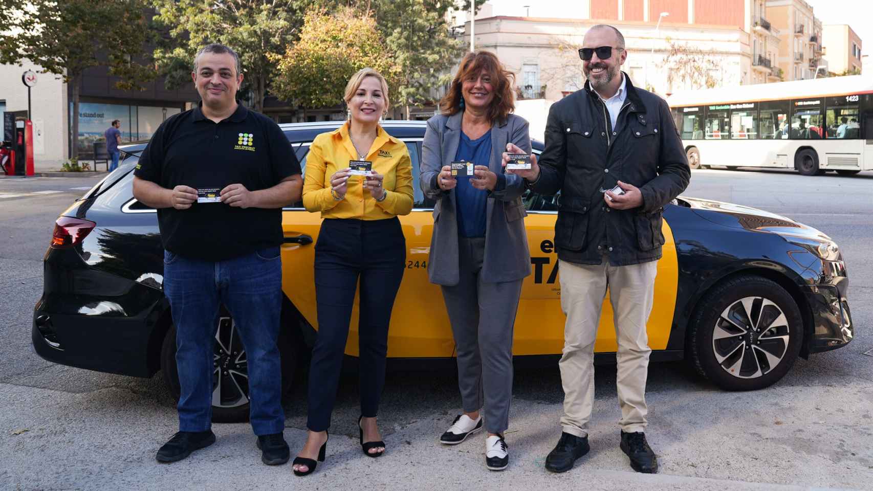 De izquierda a derecha, Tito Álvarez, de Élite Taxi, Jenny Alayo, de la asociación Taxi Company, Laia Bonet, regidora de movilidad y Jaime Sau de STAC.