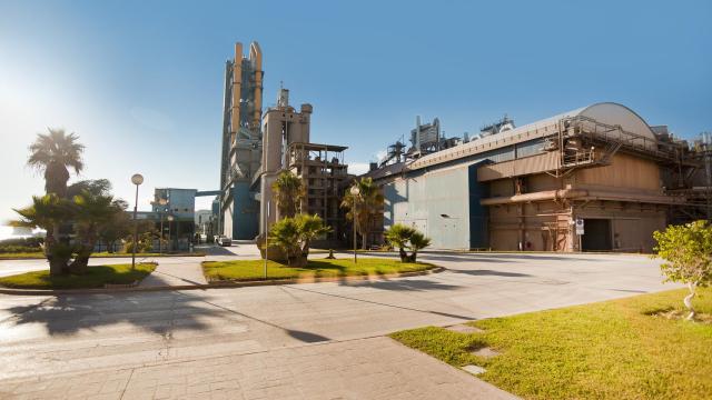 Imagen de la fábrica de cementos de Málaga.