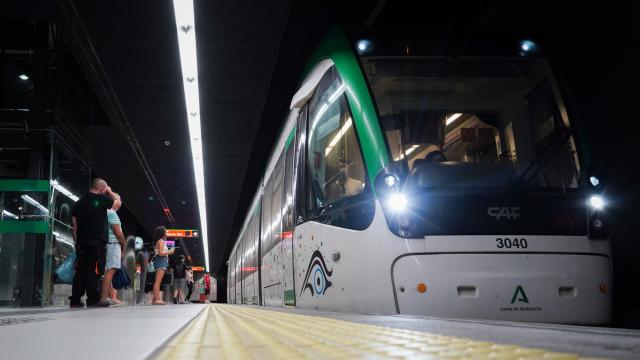 Un grupo de viajeros espera para subirse a uno de los trenes del Metro de Málaga.