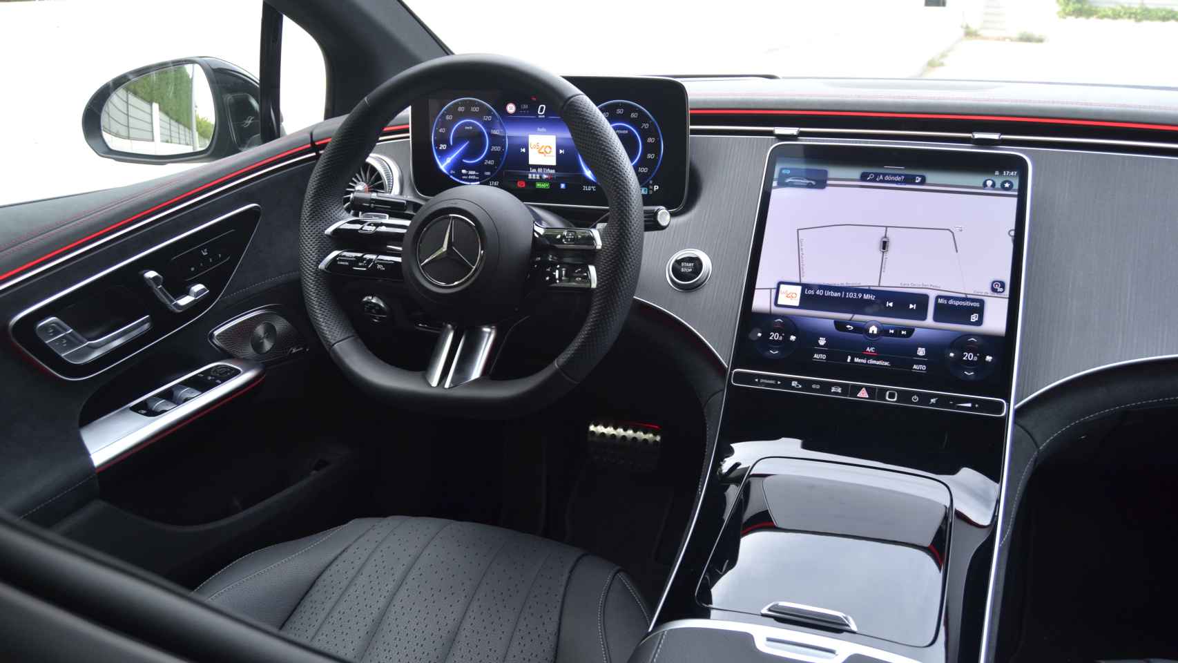 El Mercedes EQE tiene una pantalla central de 12,8 pulgadas.