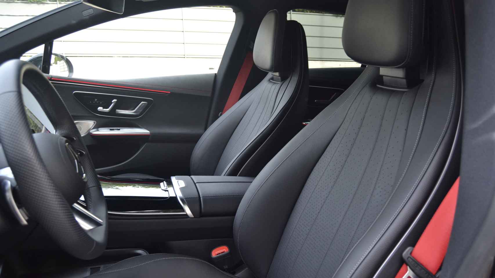 El Mercedes EQE tiene gran habitabilidad interior y confort en marcha.