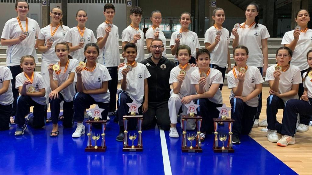 Jóvenes medallistas de Sada en el Campeonato de España.