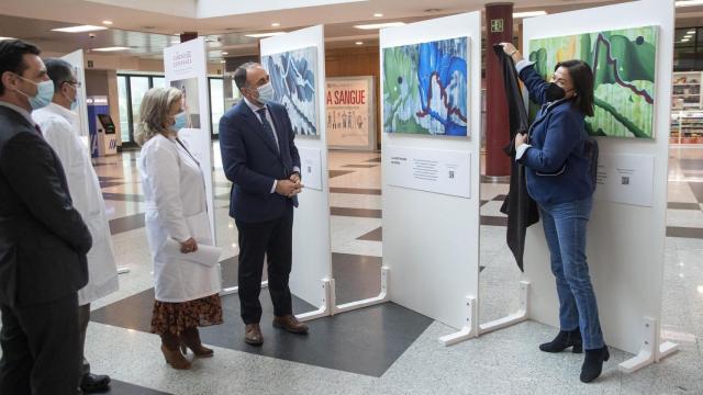 El conselleiro de Sanidade, Julio García Comesaña, en la presentación de la campaña “Cuadros con Esperanza” sobre el cáncer de mama triple negativo en Santiago de Compostela