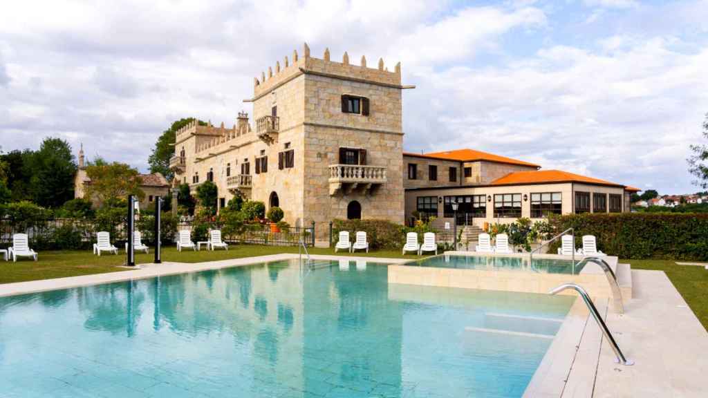 Exterior del pazo y piscina.