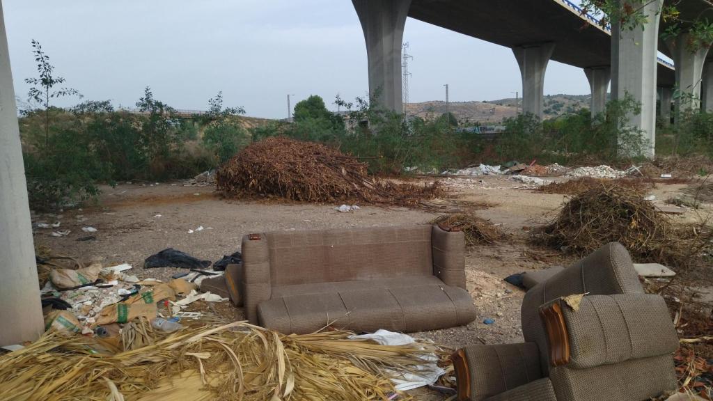 Un sofá en el que pudo haber dormido el 'violador de la mota del río Segura', debajo del puente de la autovía A-7, a su paso por Las Torres de Cotillas.
