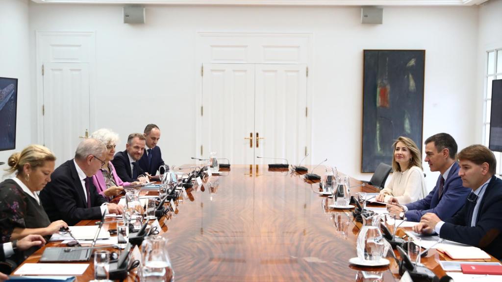 Un momento de la reunión del presidente del Gobierno, Pedro Sánchez, y su equipo con el equipo directivo de Maersk, liderado por Søren Skou, CEO.