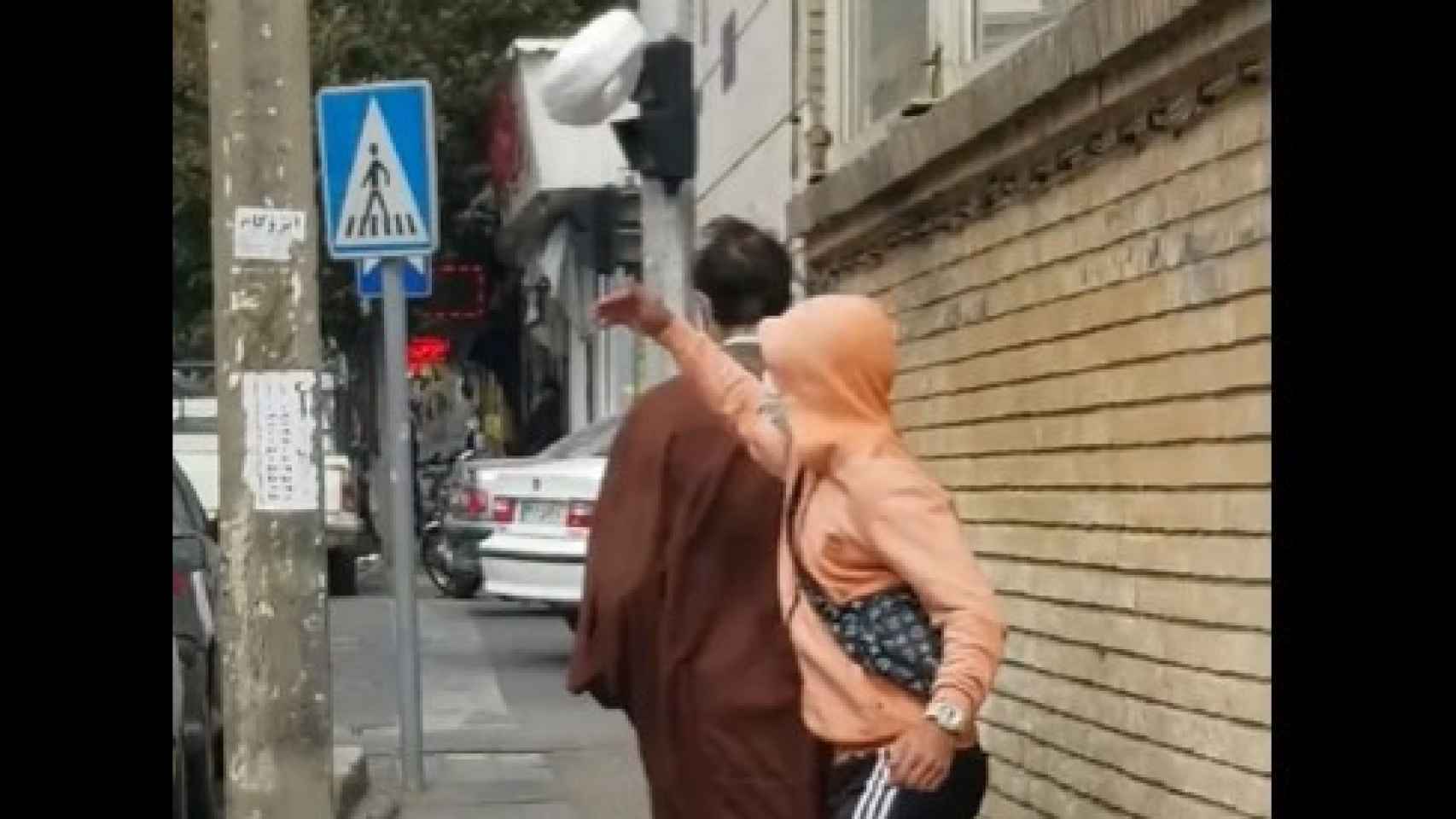 Un joven le quita el turbante a un mulá iraní.