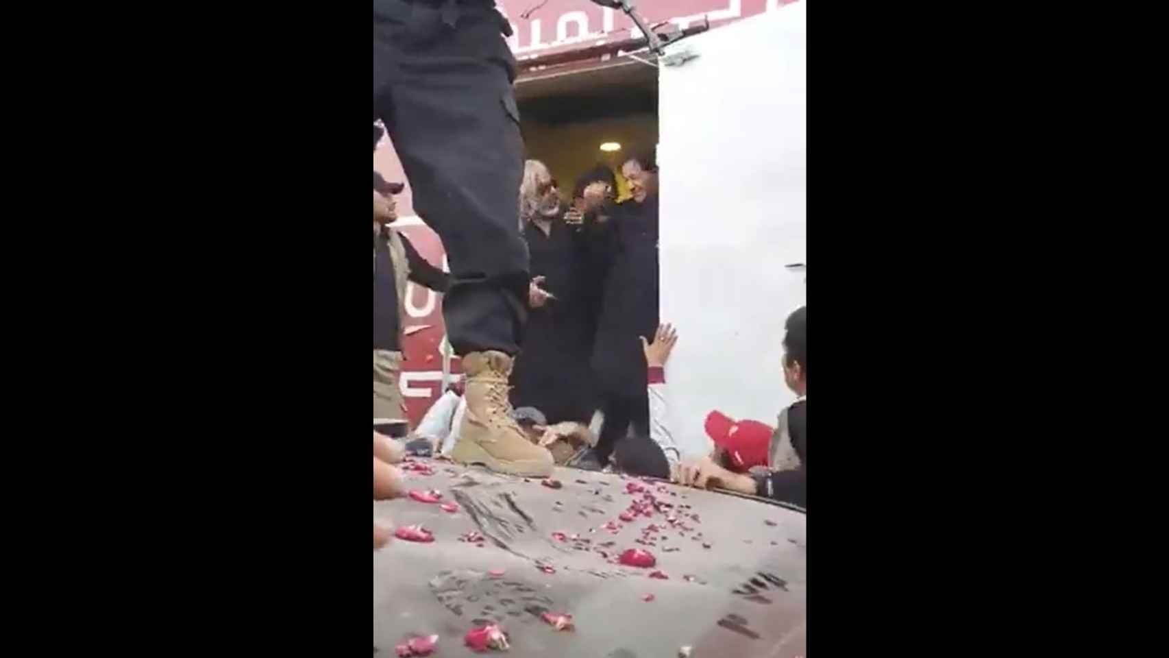 Imran Khan, con una venda en la pierna, tras recibir un disparo.