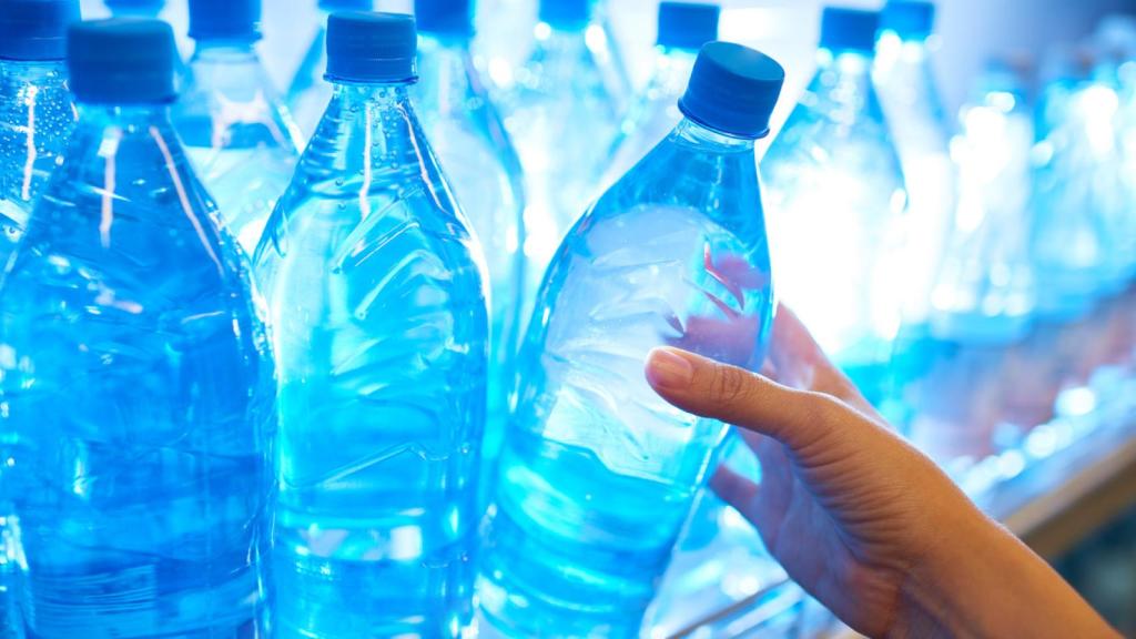 Botellas de agua en el estante de un supermercado.