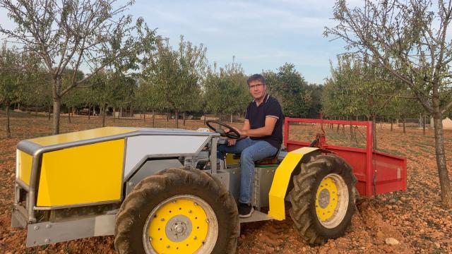 Miquel Ordinas a lomos de su tractor eléctrico, en Santa María del Camino (Palma de Mallorca).