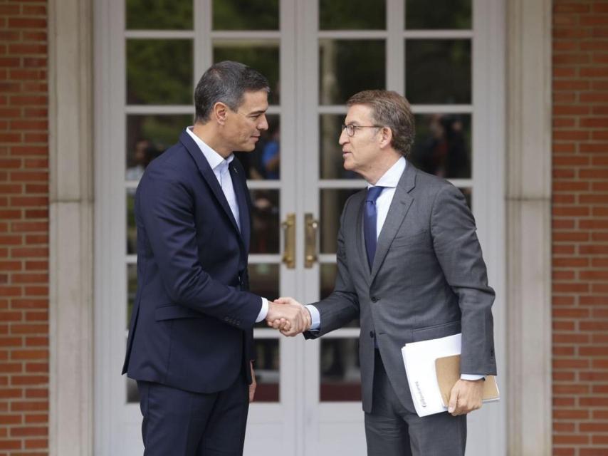 Pedro Sánchez y Alberto Núñez Feijóo, a las puertas de la Moncloa.