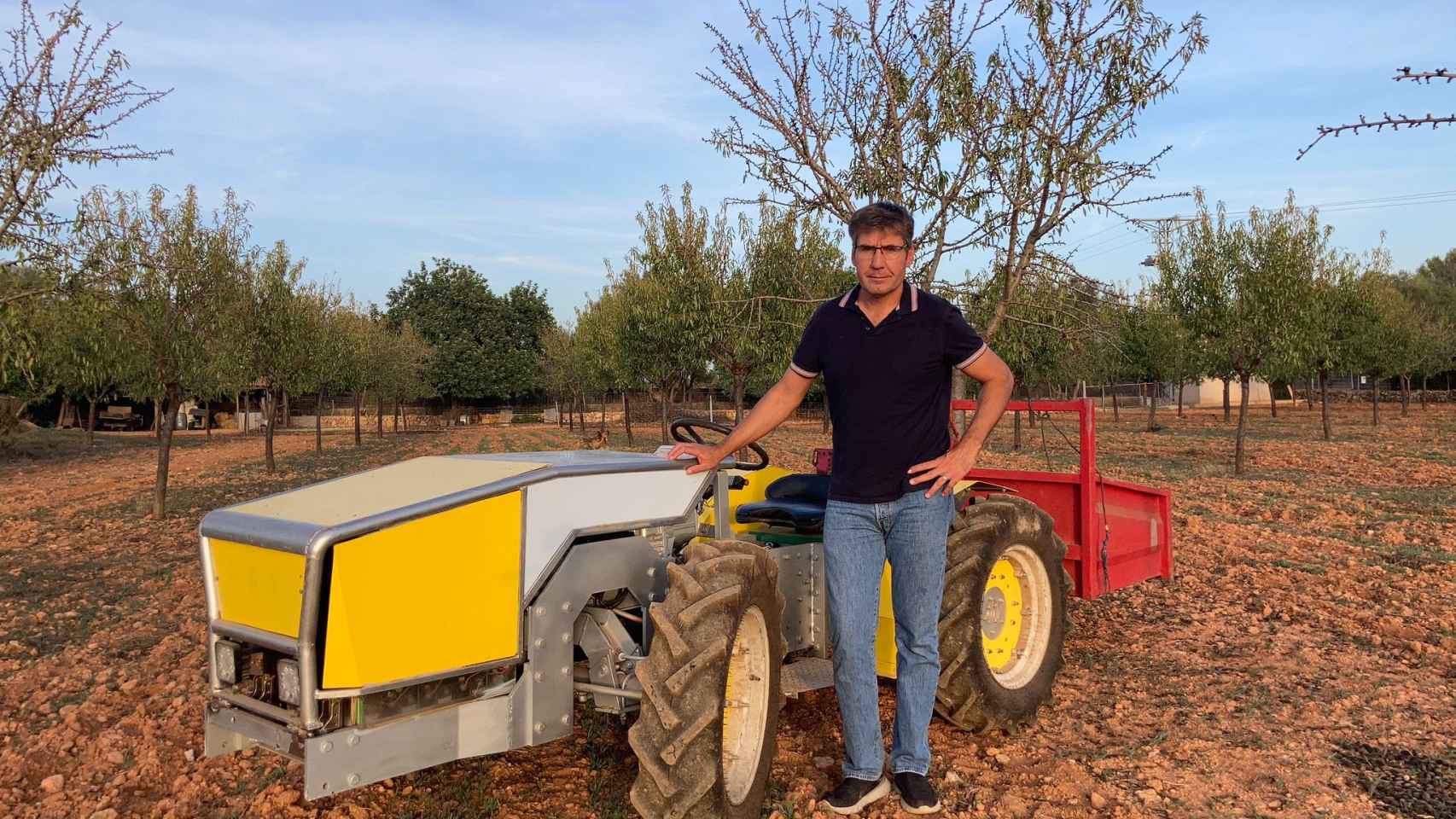 Miquel Ordinas junto a su tractor eléctrico.