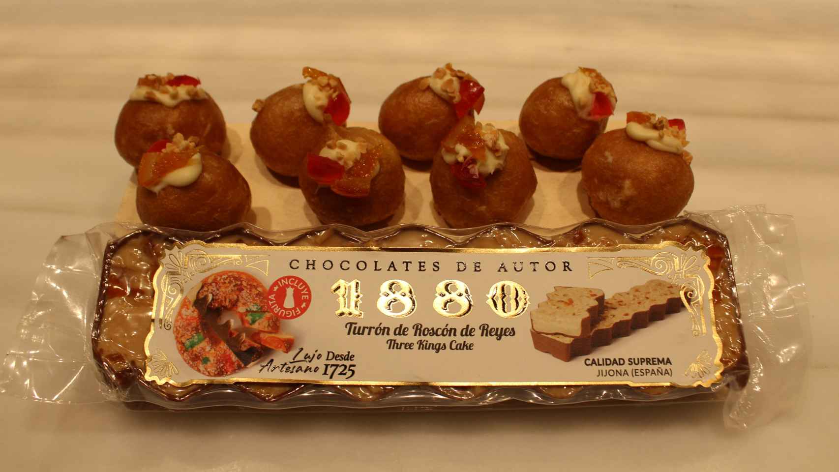 El turrón de Roscón de Reyes, acompañado de los buñuelos basados en el dulce de 1880.