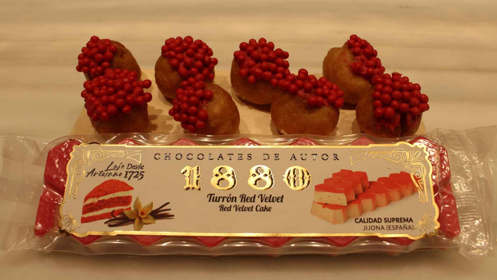 El turrón de Red Velvet, acompañado de los buñuelos basados en el dulce de 1880.