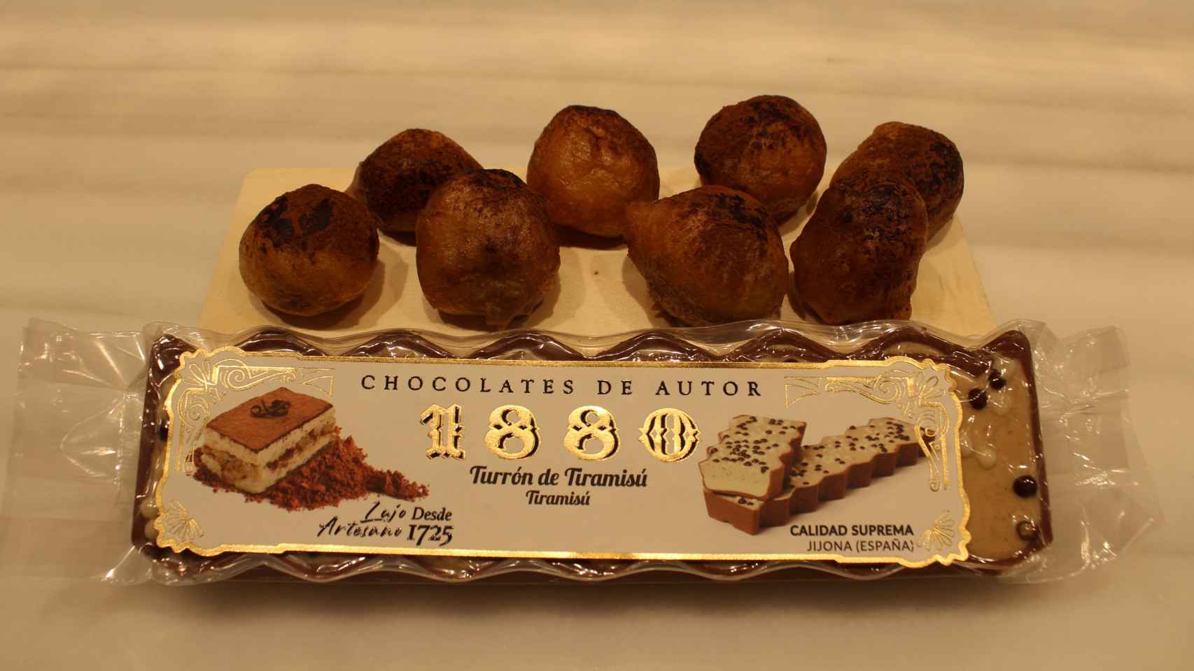 El turrón de Tiramisú, acompañado de los buñuelos basados en el dulce de 1880.