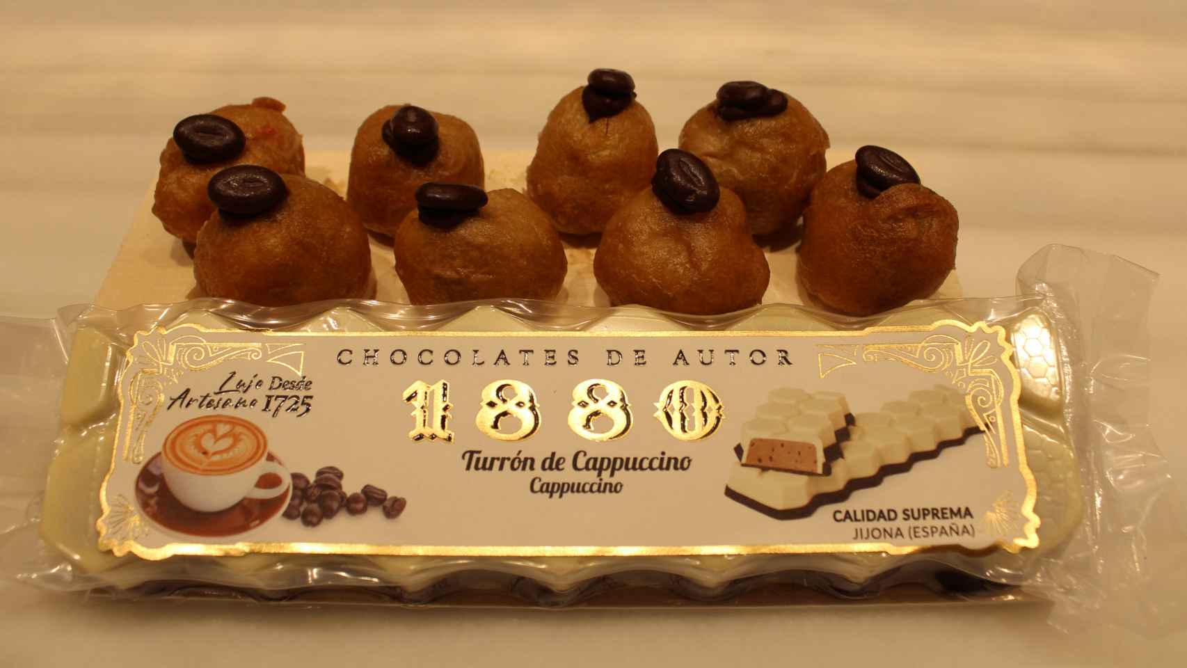 El turrón de Capuccino, acompañado de los buñuelos basados en el dulce de 1880.