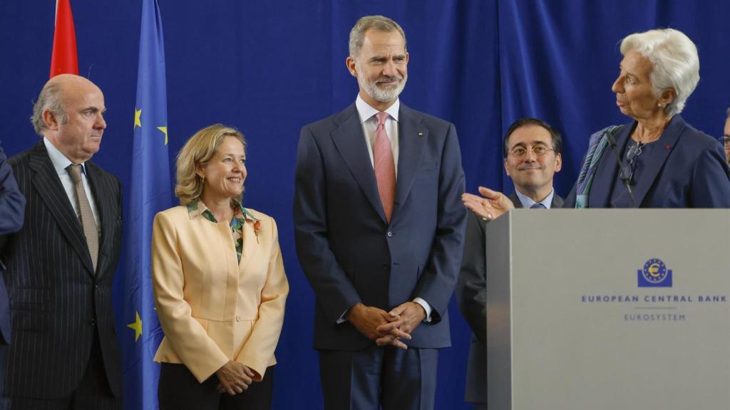 Christine Lagarde, presidenta del BCE, pronuncia un discurso durante la visita de Felipe VI a la sede del BCE en presencia de la vicepresidenta Nadia Calviño y José Manuel Albares, ministro de Asuntos Exteriores.