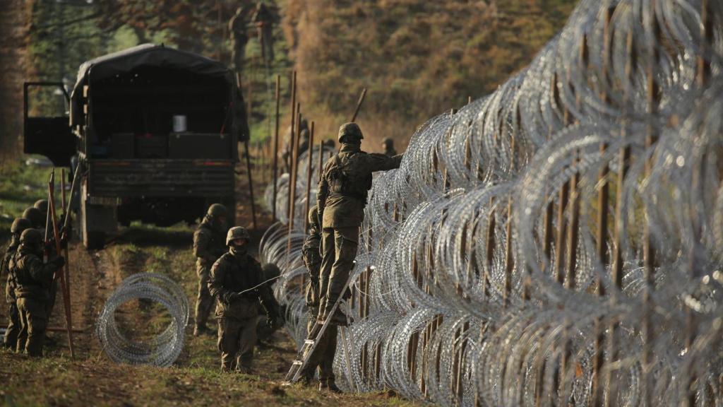 Los soldados polacos instalan alambre de púas a lo largo de la frontera polaca con el exclave ruso de Kaliningrado.