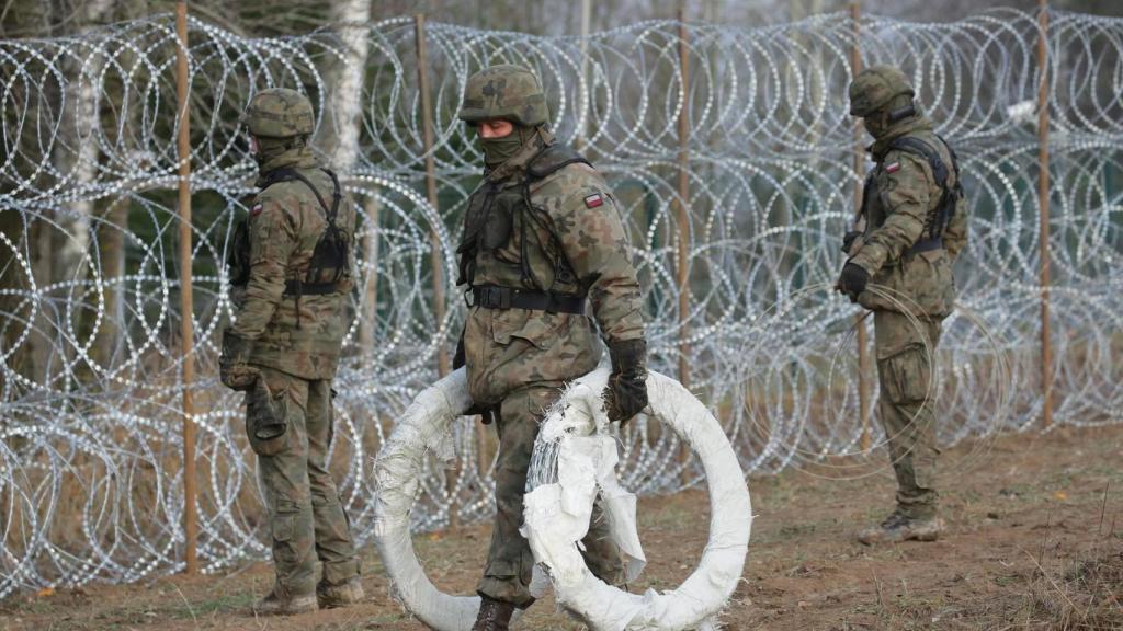 Los soldados polacos instalan alambre de púas a lo largo de la frontera polaca con el exclave ruso de Kaliningrado.