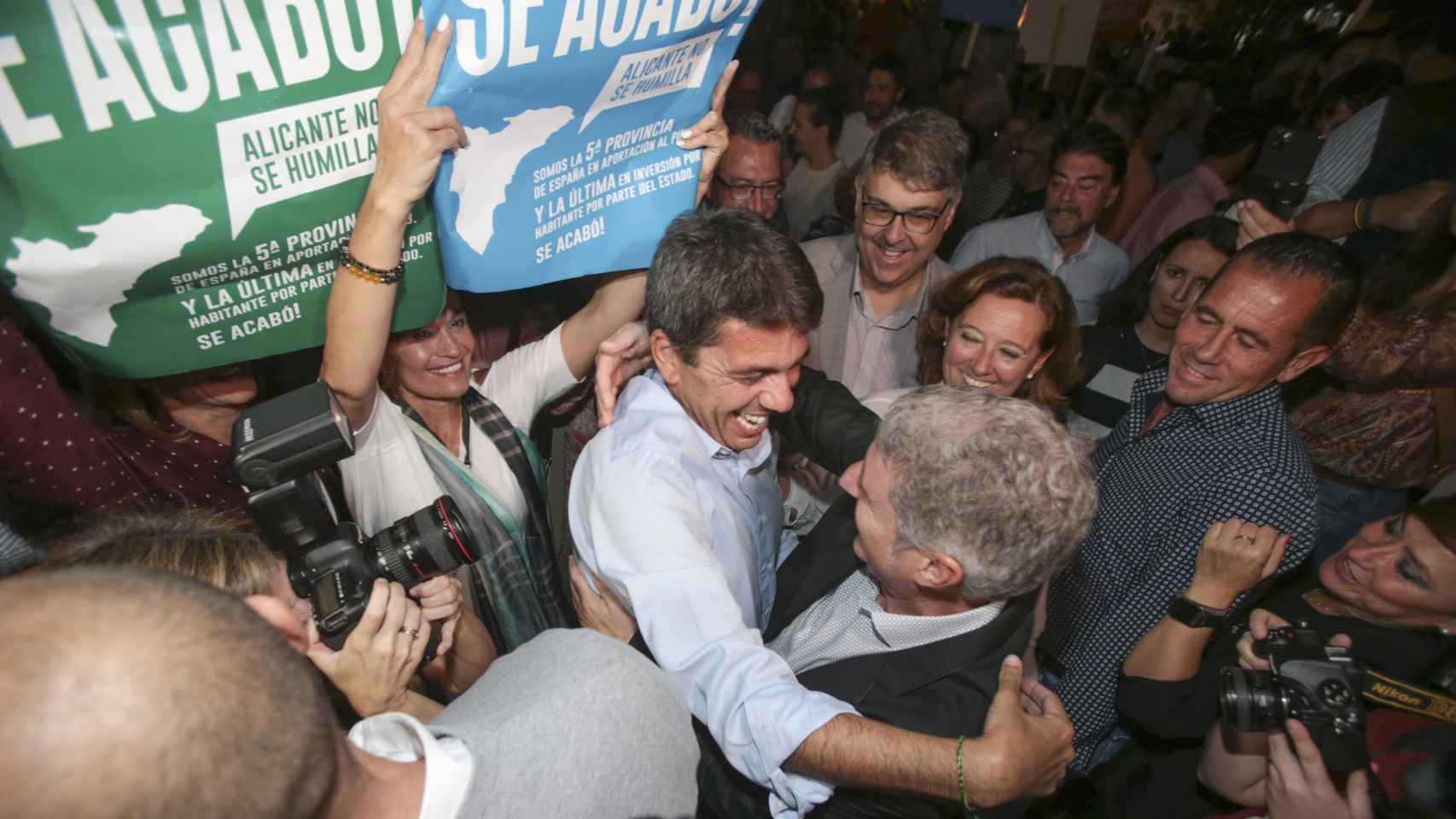Carlos Mazón saludando a empresarios en la protesta.