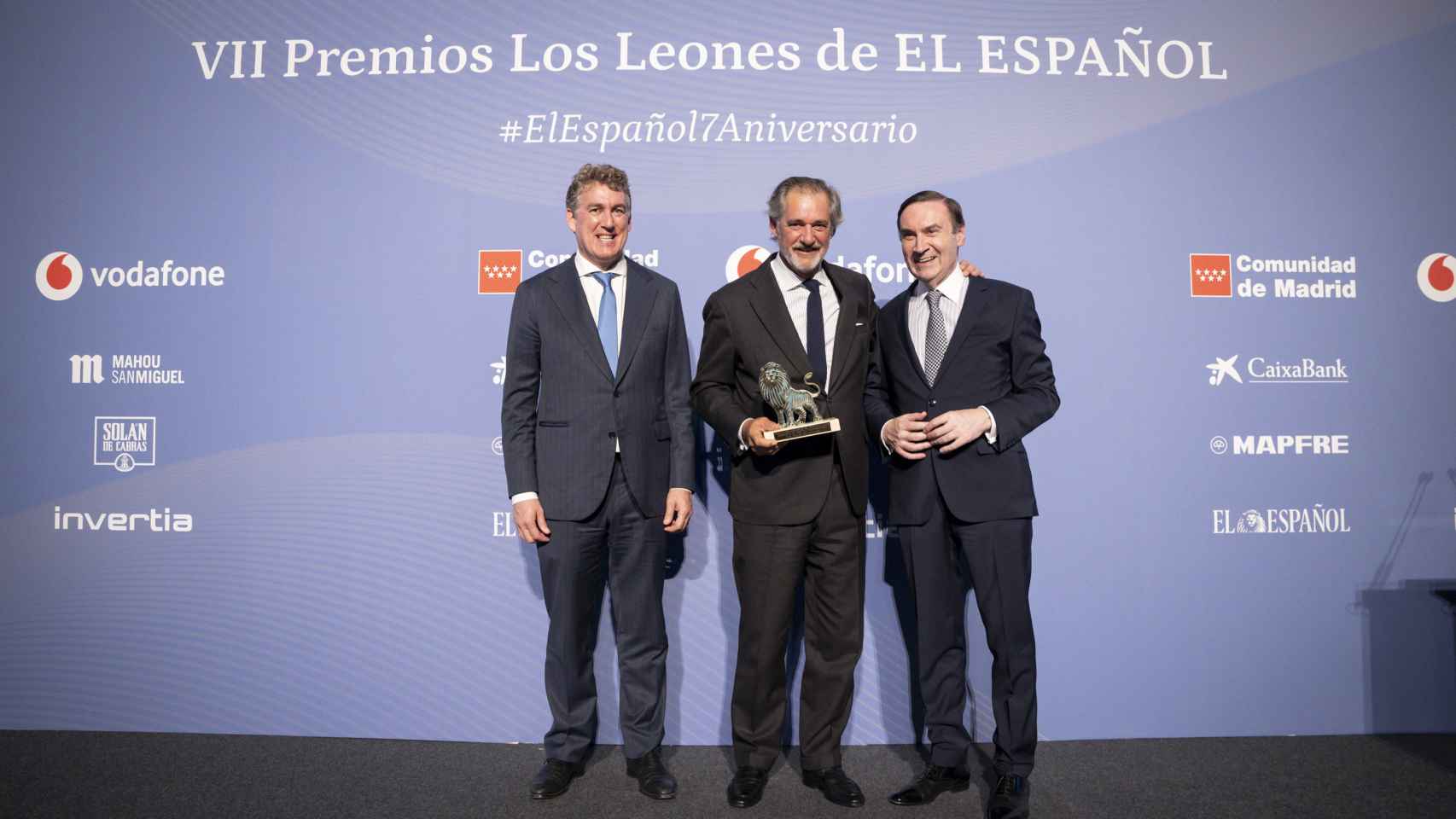 Colman Deegan (Vodafone), José Manuel Entrecanales (Acciona) y Pedro J. Ramírez, en la VII Los Leones de EL ESPAÑOL.
