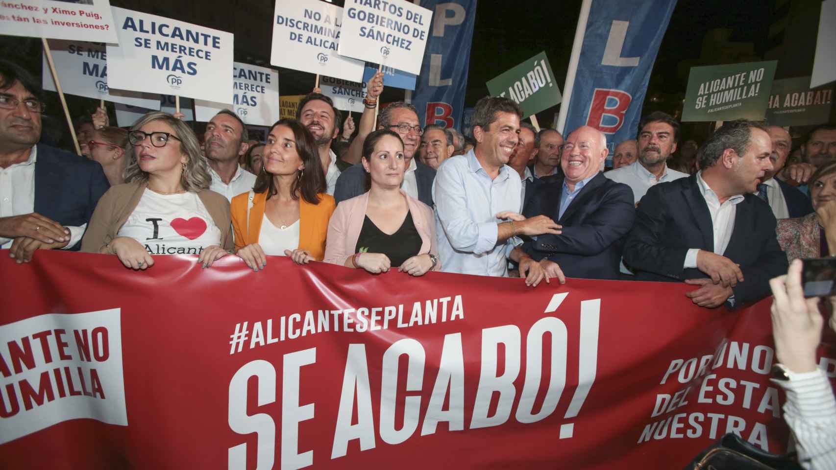 Cabecera de la manifestación de este jueves contra la infrafinanciación de Alicante.