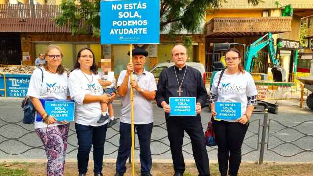El obispo Munilla acompañado en la imagen enviada por él mismo sobre la campaña ante clínicas abortivas en Alicante.