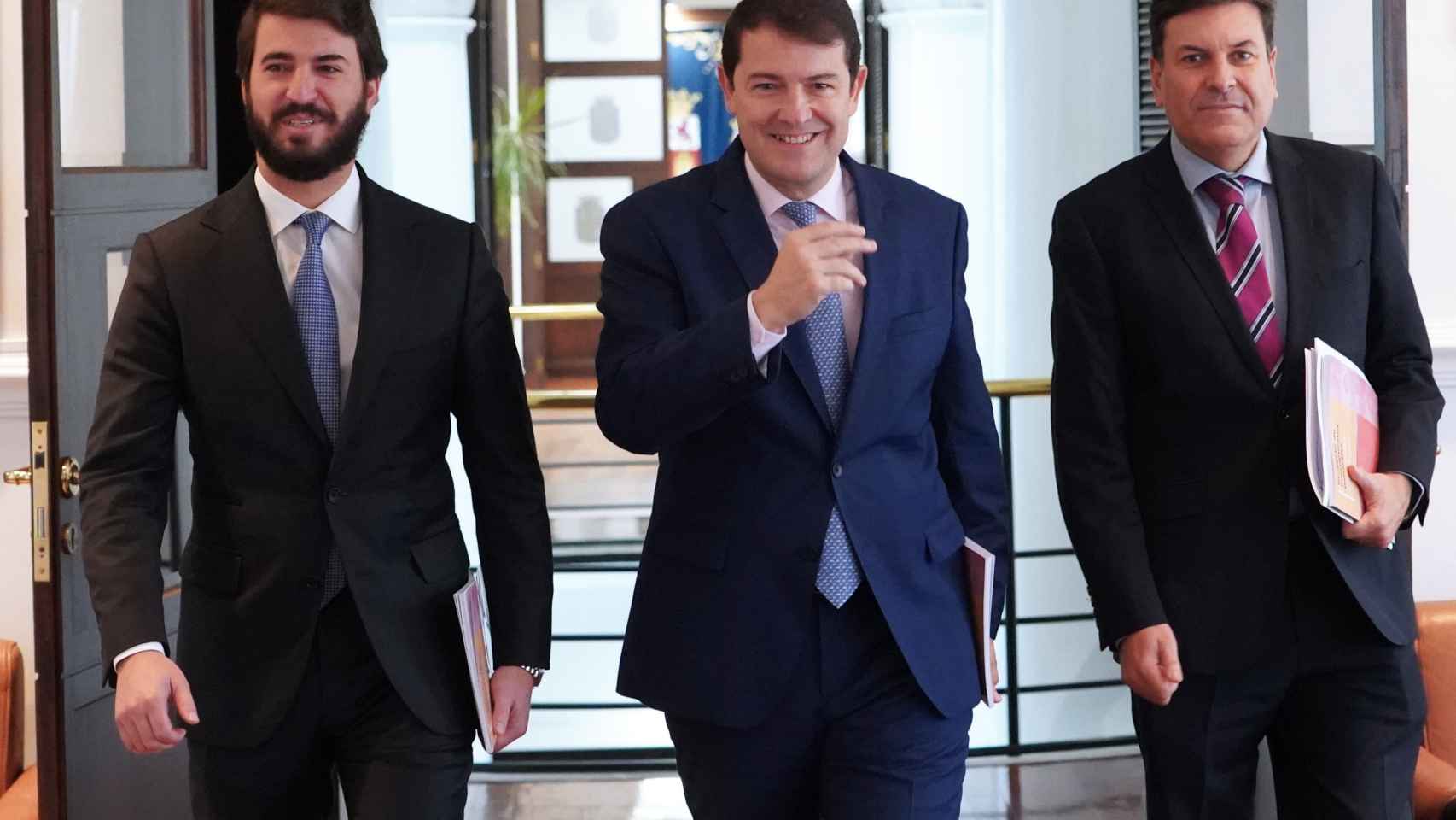 El presidente de la Junta de Castilla y León, Alfonso Fernández Mañueco, y el vicepresidente, Juan García-Gallardo, comparecen en rueda de prensa para presentar el proyecto de ley de Presupuestos Generales