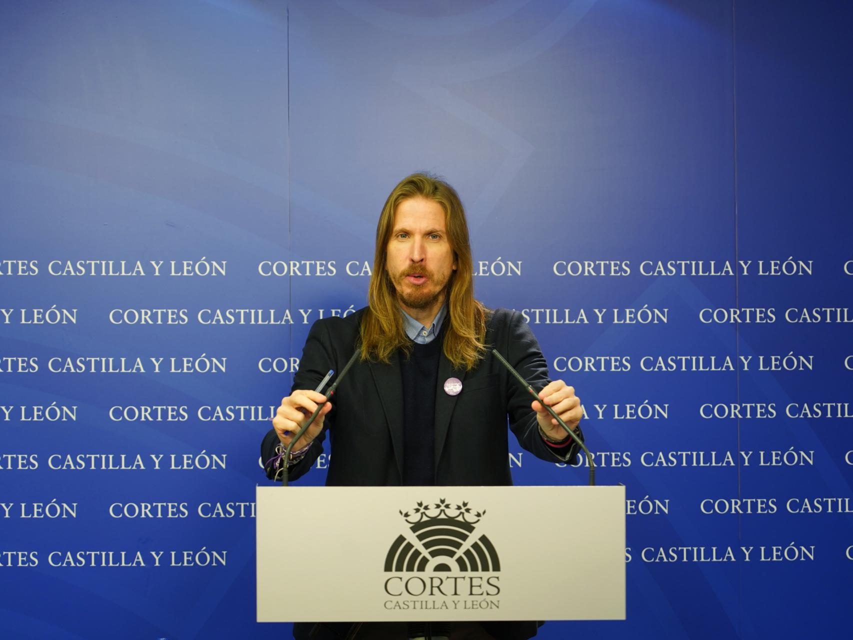 El procurador de Unidas Podemos, Pablo Fernández, durante su rueda de prensa de este jueves en las Cortes.