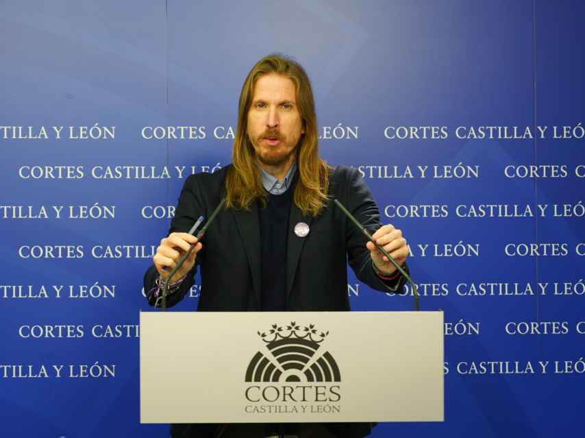 El procurador de Unidas Podemos, Pablo Fernández, durante su rueda de prensa de este jueves en las Cortes.