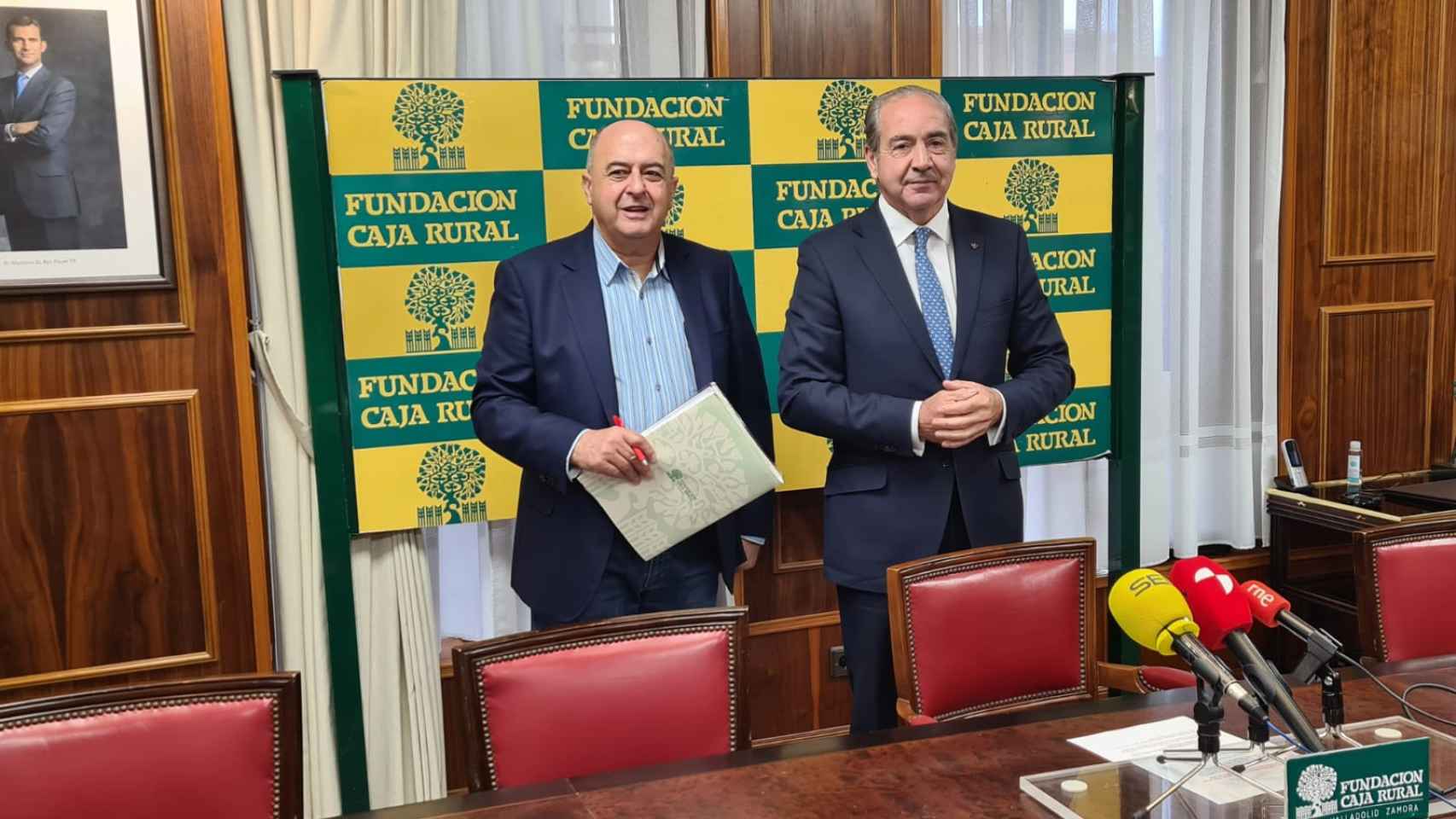 El secretario de la Fundación Caja Rural de Zamora, Feliciano Ferrero; y el director general de Caja Rural de Zamora, Cipriano García