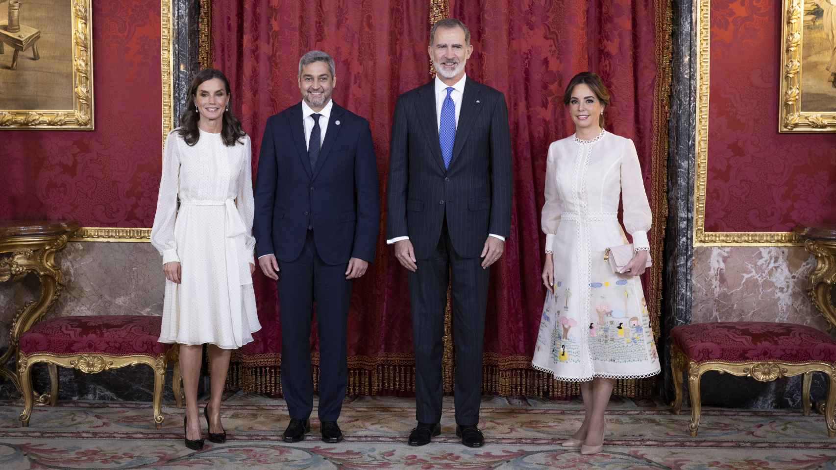 Los Reyes y sus invitados, poco antes de almorzar juntos en el Palacio Real de Madrid.