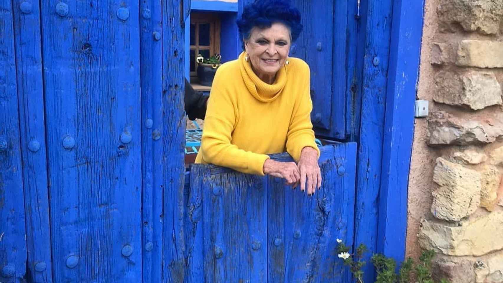 Lucía Bosé, asomada en la puerta de su casa en Brieva, en una imagen compartida en las redes sociales.