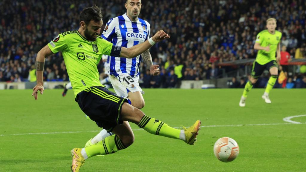 Bruno Fernandes dispara frente a la Real Sociedad.