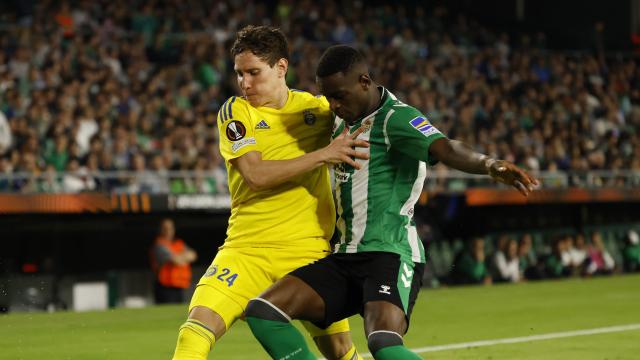 Luiz Henrique pelea por un balón.