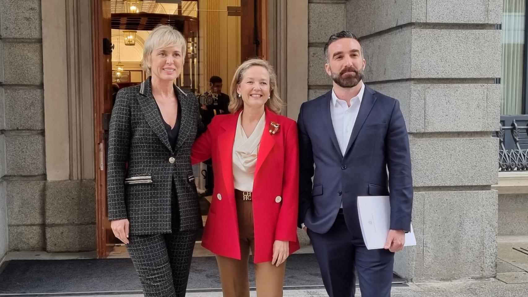 Carme Artigas, secretaria de Estado de Digitalización e Inteligencia Artificial; Nadia Calviño, vicepresidenta primera y ministra de Asuntos Económicos y Transformación Digital; y Francisco Polo, Alto Comisionado de España Nación Emprendedora  esta mañana a las puertas del  Congreso antes de la votación de la Ley de Startups.