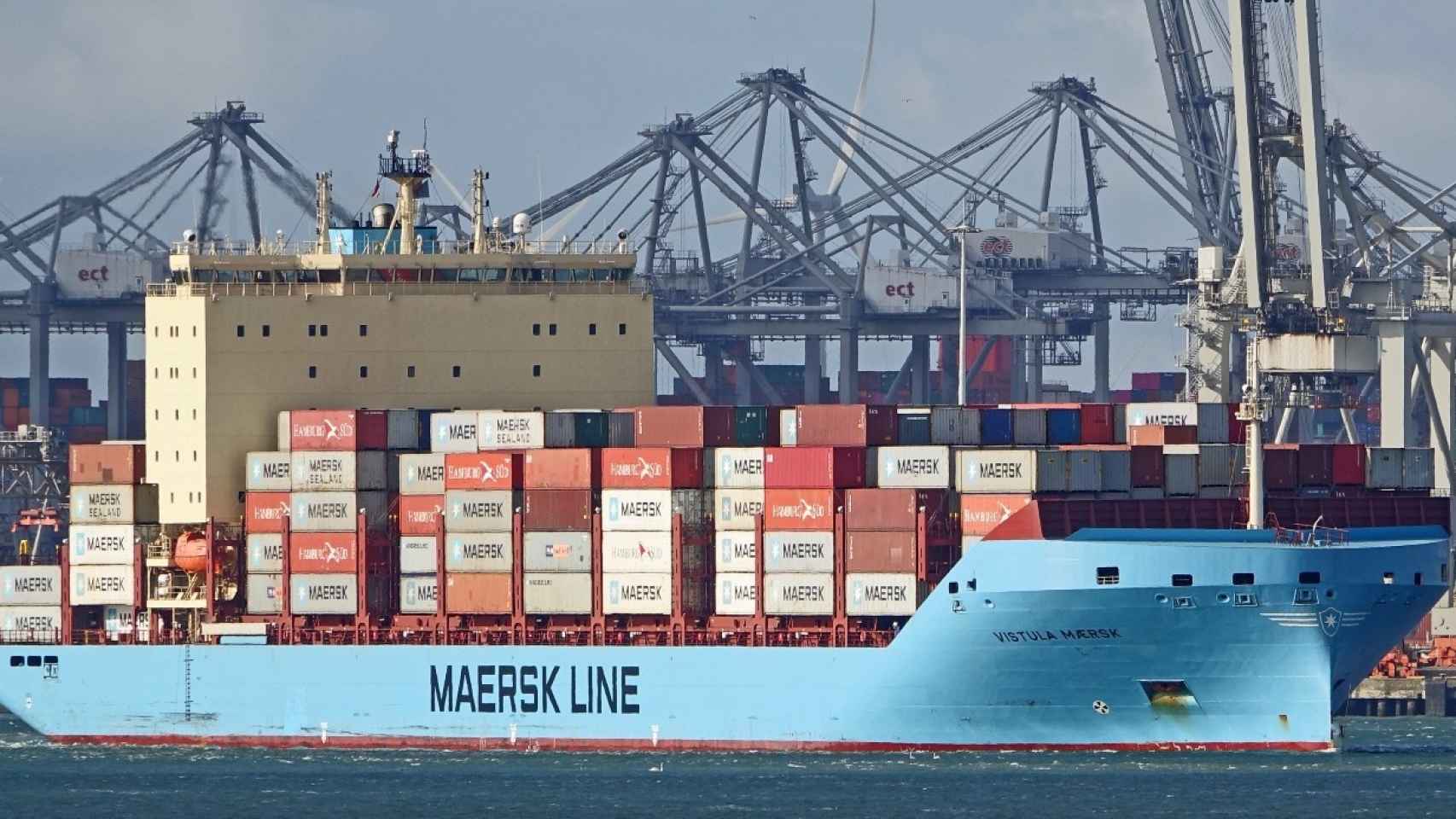 Puerto marítimo y un barco de contenedores de la danesa Maersk.