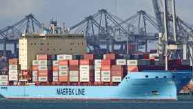 Puerto marítimo y un barco de contenedores de la danesa Maersk.