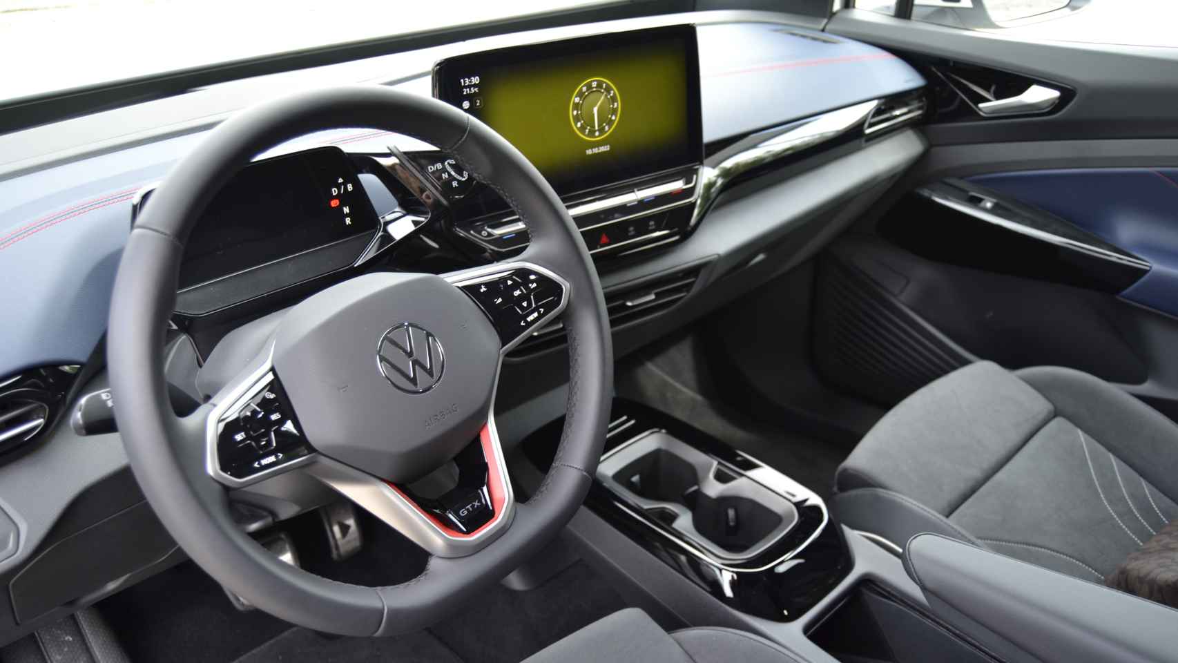 El Volkswagen ID.5 GTX tiene un interior minimalista.