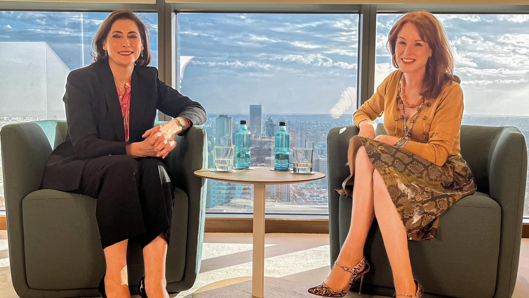 María Luisa Martínez Gistau y Gloria Lomana en la Torre CaixaBank de Madrid.