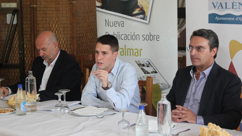 Ignacio Aleixandre, en el centro, en un acto organizado en El Palmar cuando era alcalde pedáneo.