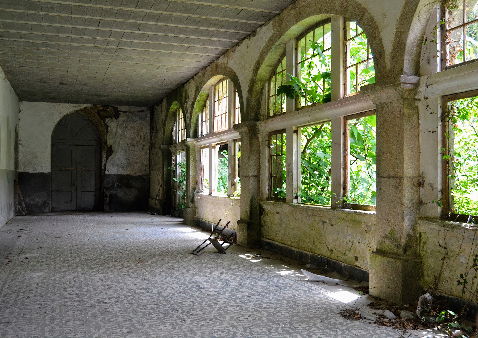 El interior del antiguo campo de concentración está abandonado. Fotografías: Carla Vizoso