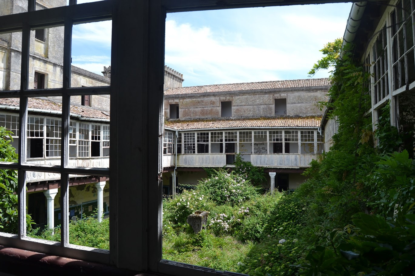 El interior del antiguo campo de concentración está abandonado. Fotografías: Carla Vizoso