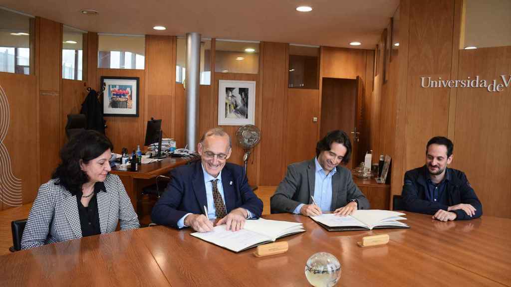 Firma del acuerdo entre la Universidad de Vigo y Gradiant.