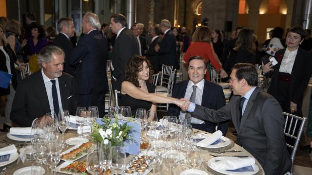 La presidenta de la Comunidad de Madrid, Isabel Díaz Ayuso, saludando al ministro de Exteriores, José Manuel Albares, con el director de EL ESPAÑOL, Pedro J. Ramírez.